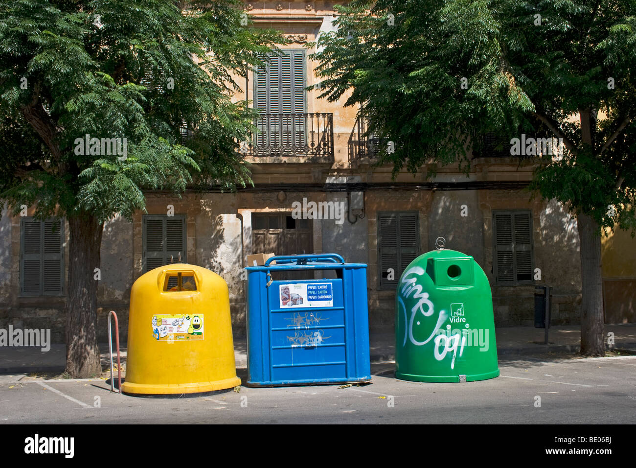 Recycling-Behälter auf Straße, Ciutadella, Menorca, Spanien Stockfoto