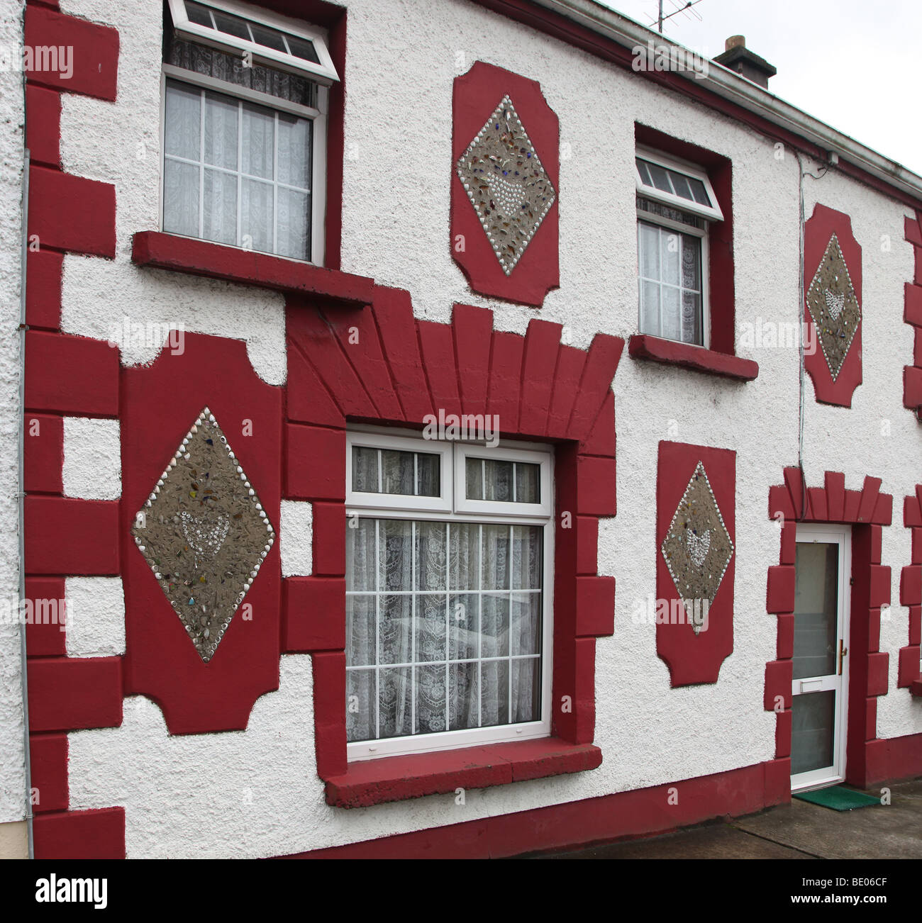 ungewöhnliche Schale dekoriert Fassade in das Dorf Crossmollina, Co. Mayo Stockfoto