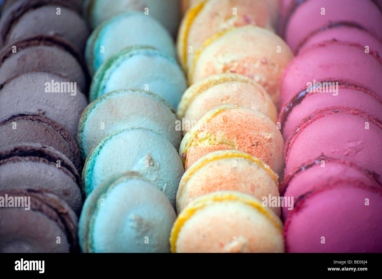 Reihen von bunten Makronen Kuchen in Französisch, Bäckerei, Normandie, Frankreich Stockfoto