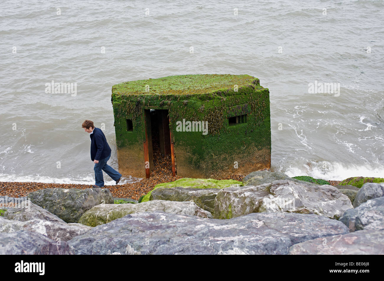 Zweiten Weltkrieg Pillenbox, verlor gegen das Meer durch Küsten Eroision, Bawdsey, Suffolk, UK. Stockfoto