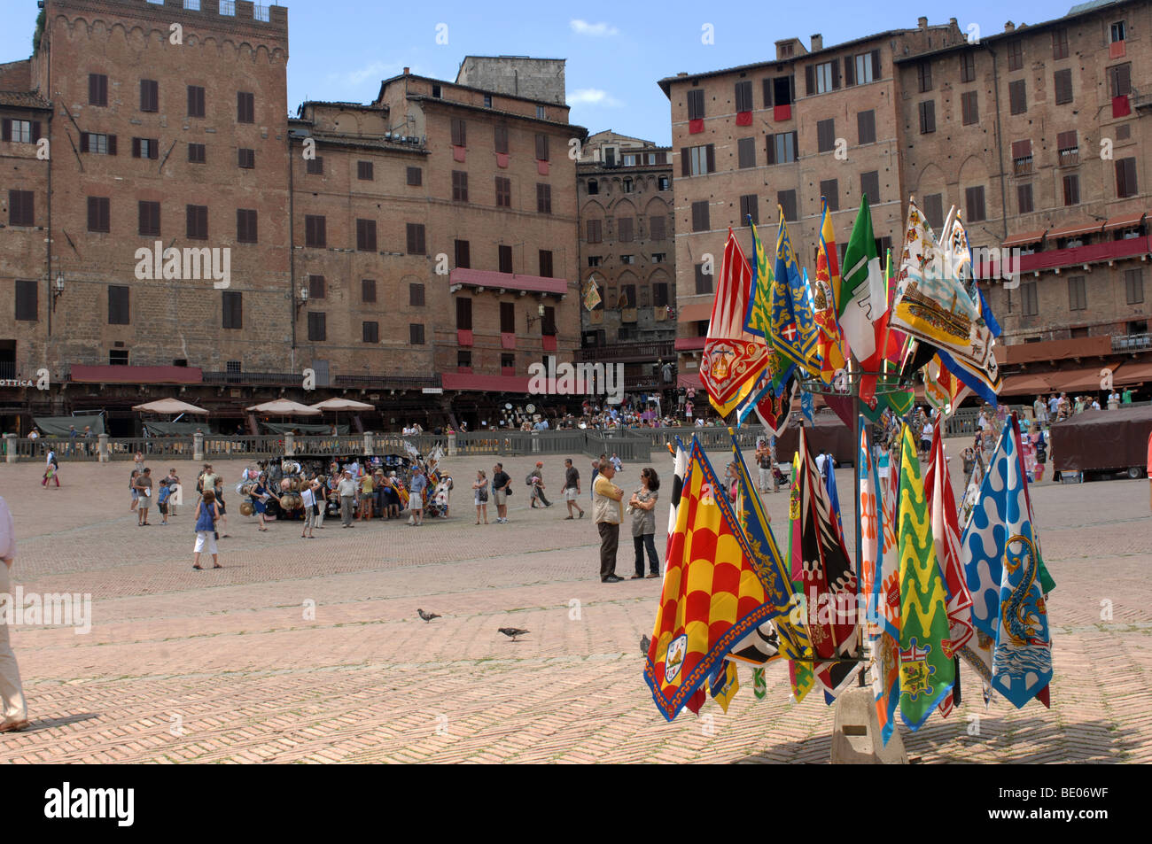 Souvenir Stall verkaufen Fahnen und Flaggen für den Palio Il Campo Siena Toskana Italien Stockfoto