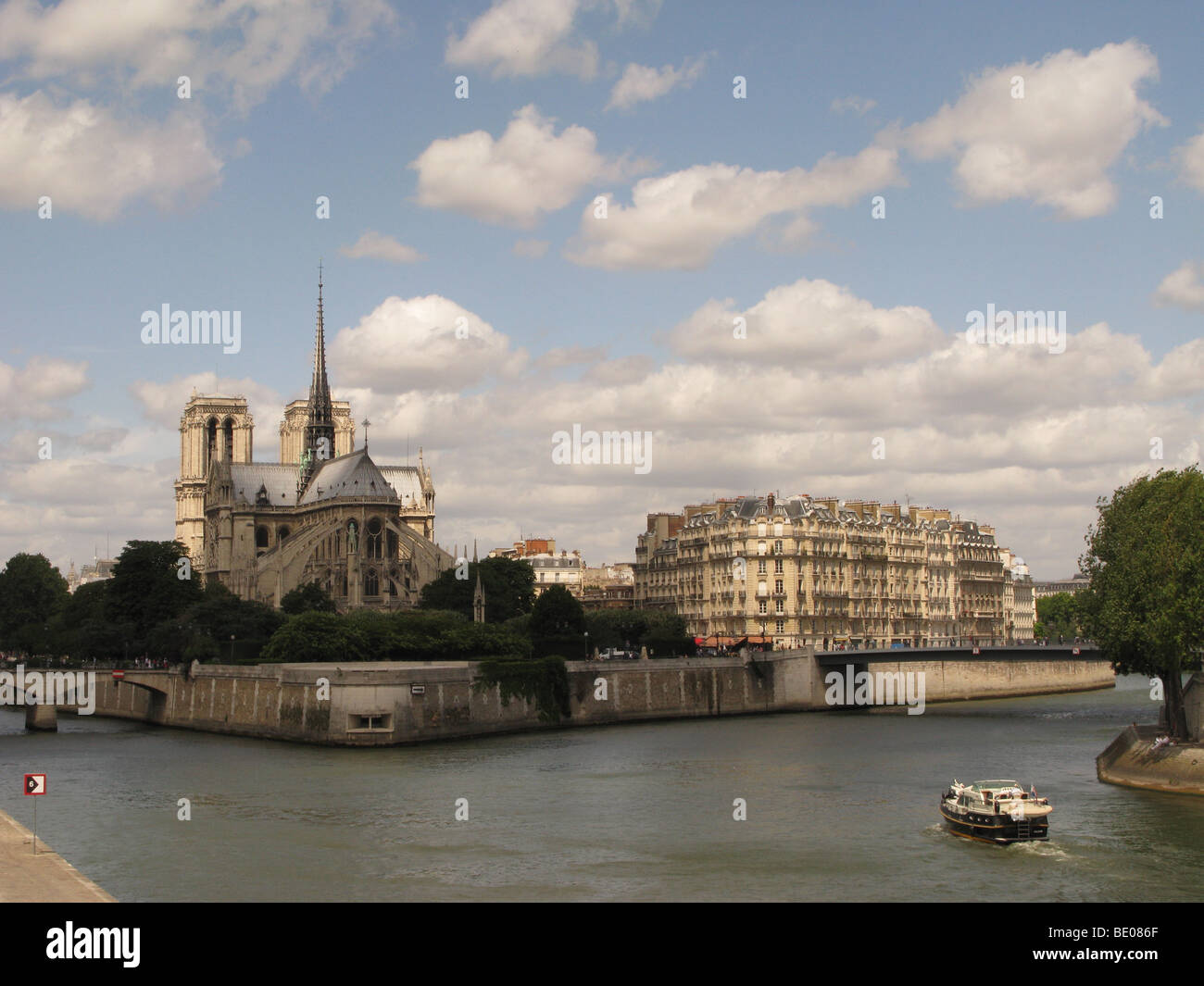 Farbfoto der Kathedrale Notre Dame de Paris gesehen aus dem linken Ufer der Seine Stockfoto