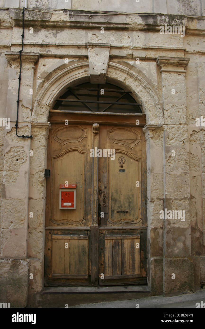 Nahaufnahme von einer alten Tür in Lectoure, Südwest-Frankreich Stockfoto