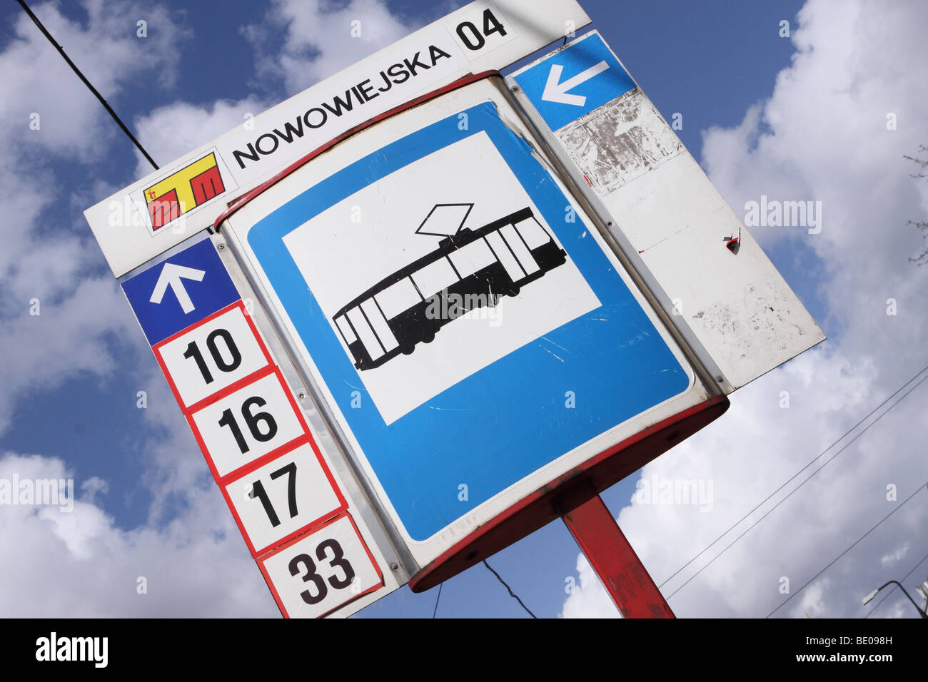 Warschau Polen öffentliche Verkehrsmittel Straßenbahn-Haltestelle mit Tram Route Zeichen Stockfoto