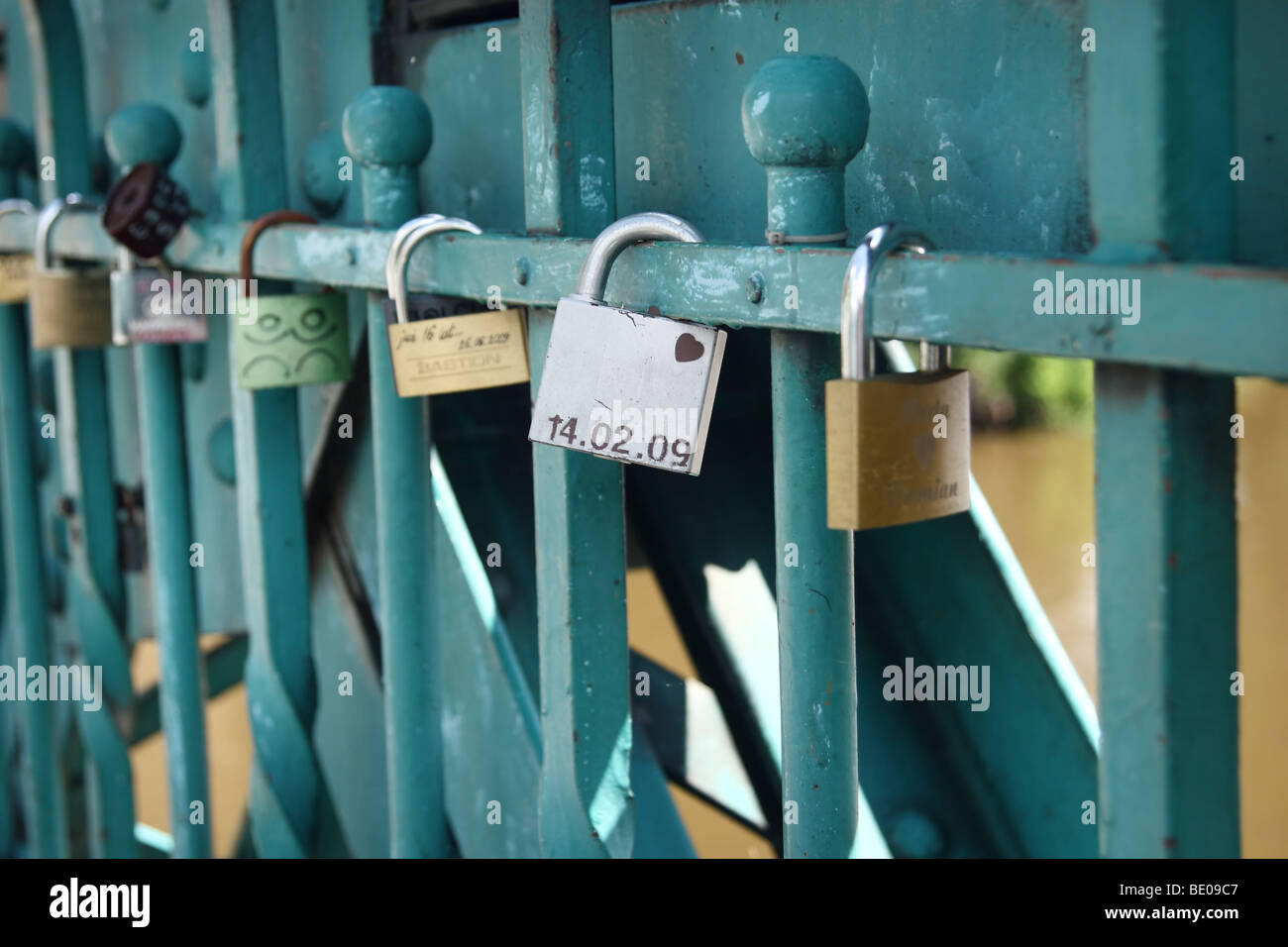 Symbolische Liebe Vorhängeschlösser fixiert auf das Geländer einer Brücke Tumski, Wroclaw/Breslau, Polen. Stockfoto