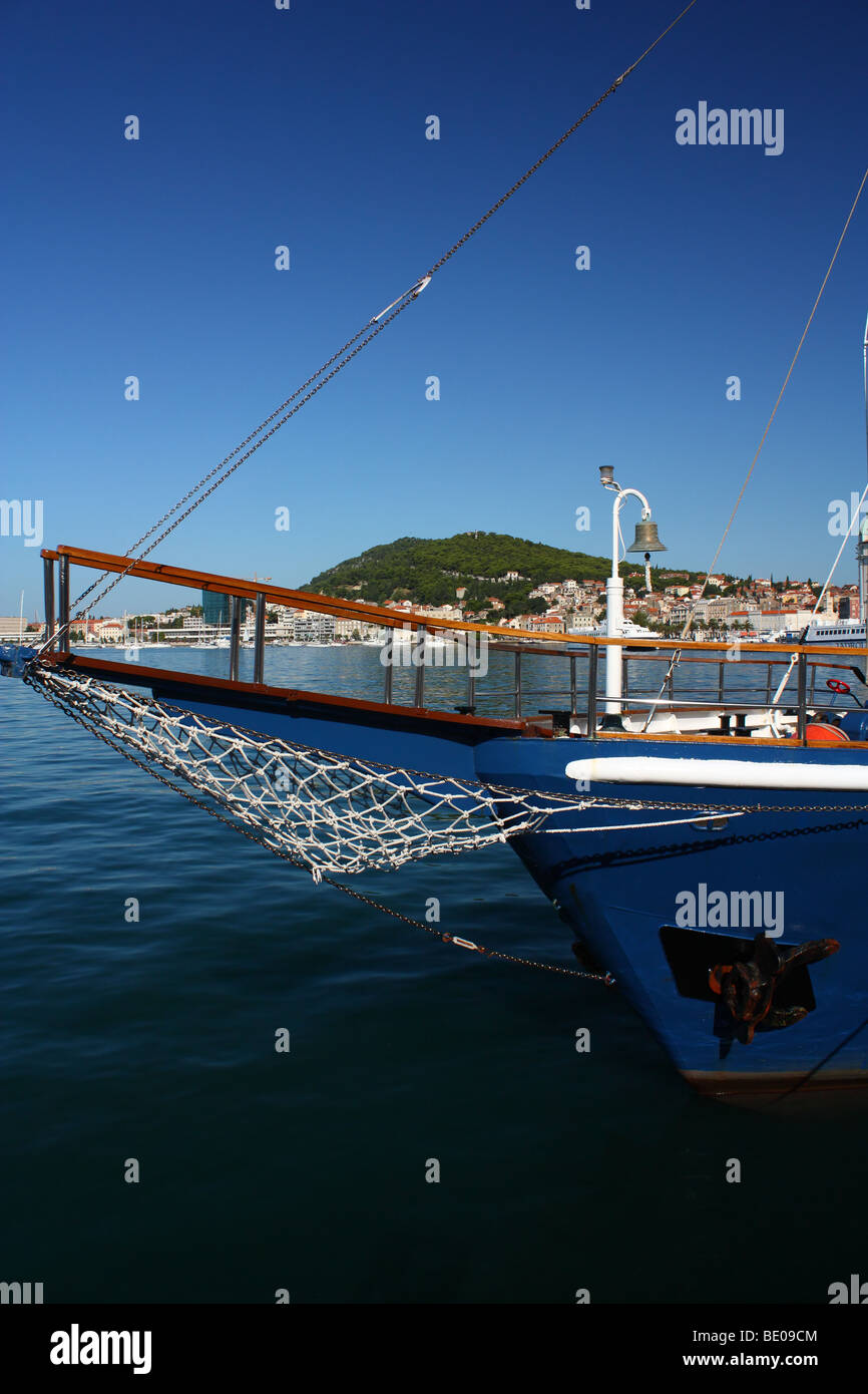 Ein Bug des Schiffes Tourist in einem Mittelmeerhafen. Stockfoto