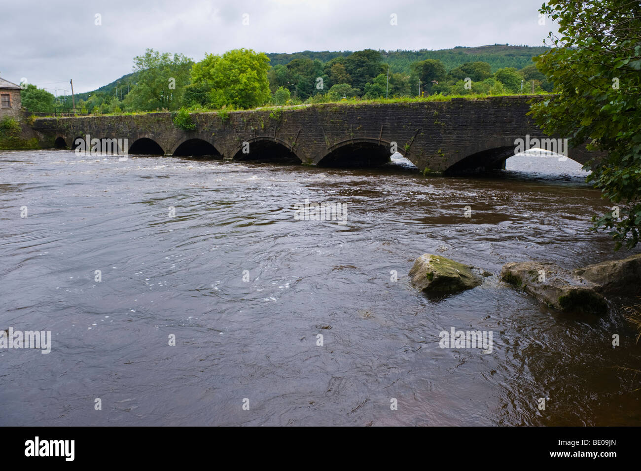 Kanal Aquädukt in 1824 Wasserstraße über Flusses Neath bei Aberdulais in der Nähe von Neath South Wales UK Stockfoto Kanal Aquädukt in 1824 Wasserstraße über Flusses Neath bei Aberdulais in der Nähe von Neath South Wales UK Stockfoto