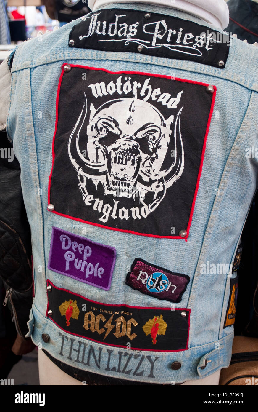 Die Namen der Heavy-Rock-Künstler auf einer Jeansjacke Stockfoto