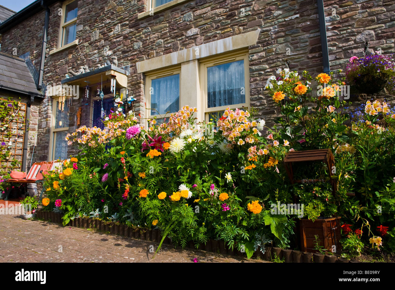 Terrasse des Canalside Hütten mit traditionellem Design mit Blumen draußen in Brecon Powys Wales UK Stockfoto