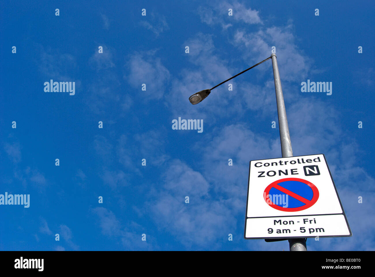 Verkehrsschild Angabe gesteuert Parkzone, ohne Wartezeiten Symbol und Betriebsstunden Stockfoto