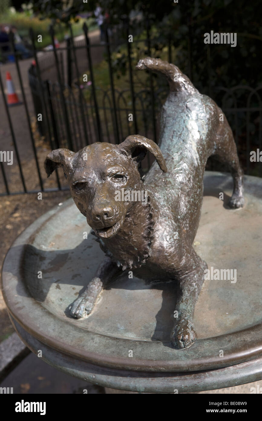 Hund Statue und Tränke für die Tiere im Hyde Park Kensington London GB UK Stockfoto