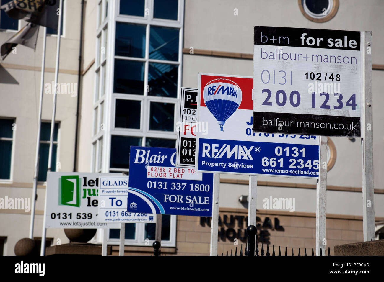 Mehrfache Verkauf Zeichen für Verkauf und Vermietung von Häusern, Edinburgh, Schottland, UK, Europa Stockfoto