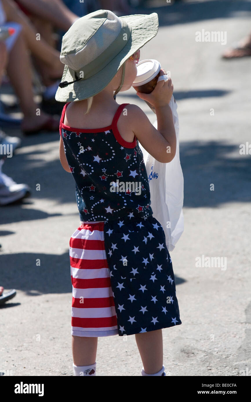 Kind in einem patriotischen Outfit beim betrachten ein 4. Juli parade in Cascade, Idaho, USA. Stockfoto