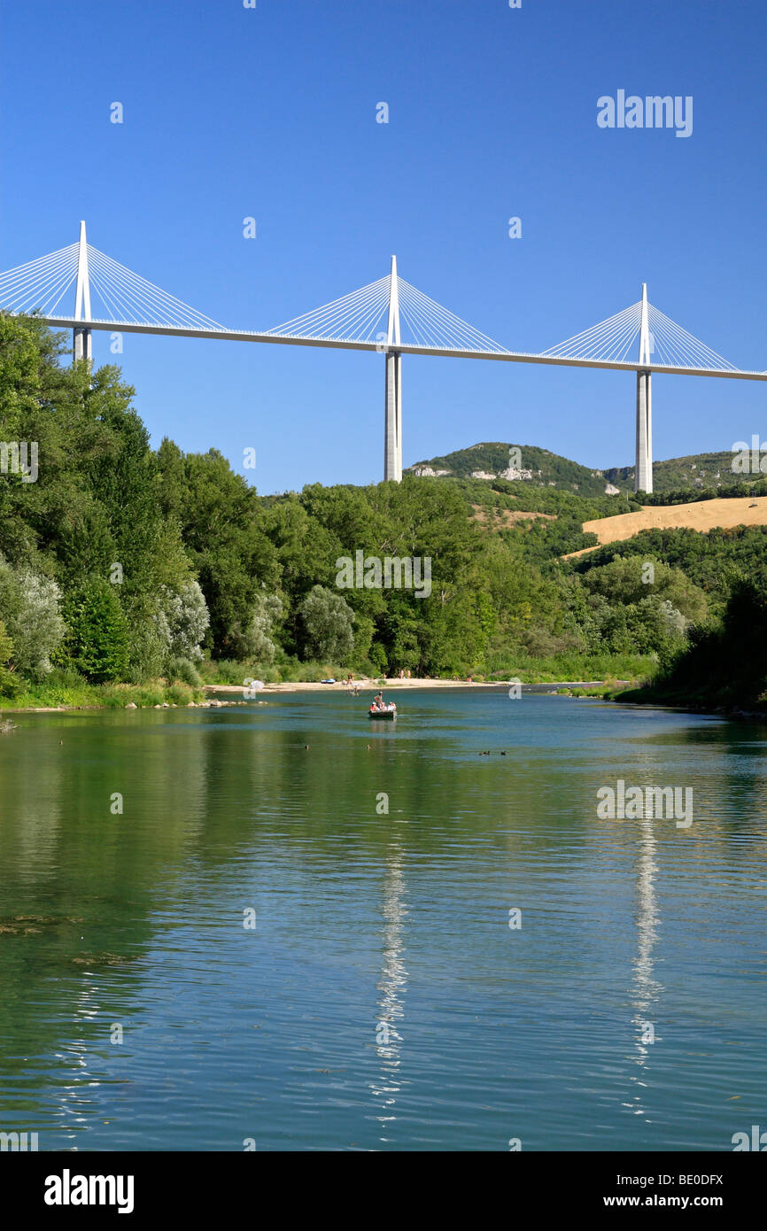 Das Viadukt von Millau und der Tarn. Occitanie, Frankreich Stockfoto