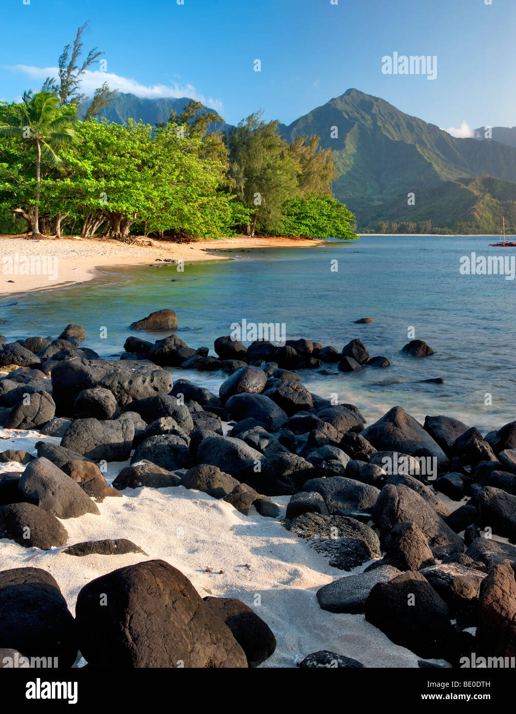 Hanalei Bucht mit weißem Sand und schwarzem Vulkangestein. Kauai, Hawaii. Stockfoto