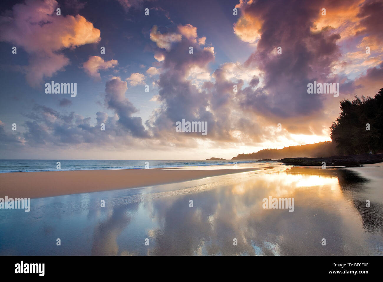 Sonnenaufgang bei Ebbe am Secret Beach. Kauai, Hawaii. Stockfoto