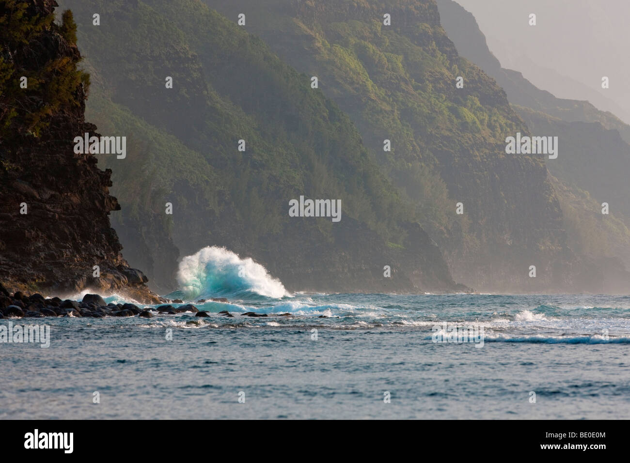 Große Welle vor Napali Küste, Kauai, Hawaii. Stockfoto