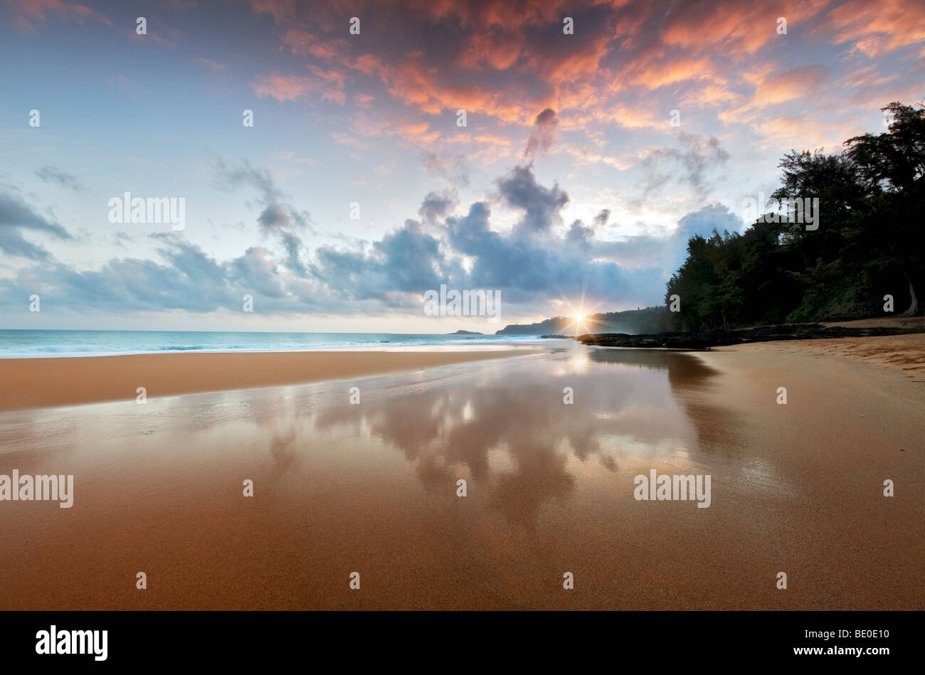 Sonnenaufgang bei Ebbe am Secret Beach. Kauai, Hawaii. Stockfoto