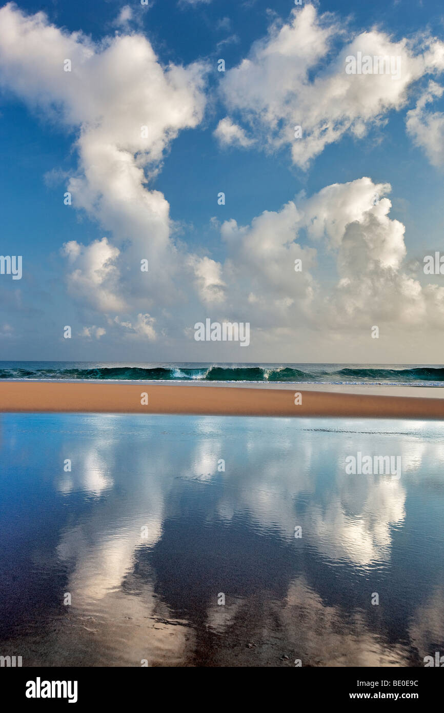 Sonnenaufgang bei Ebbe am Secret Beach. Kauai, Hawaii. Stockfoto