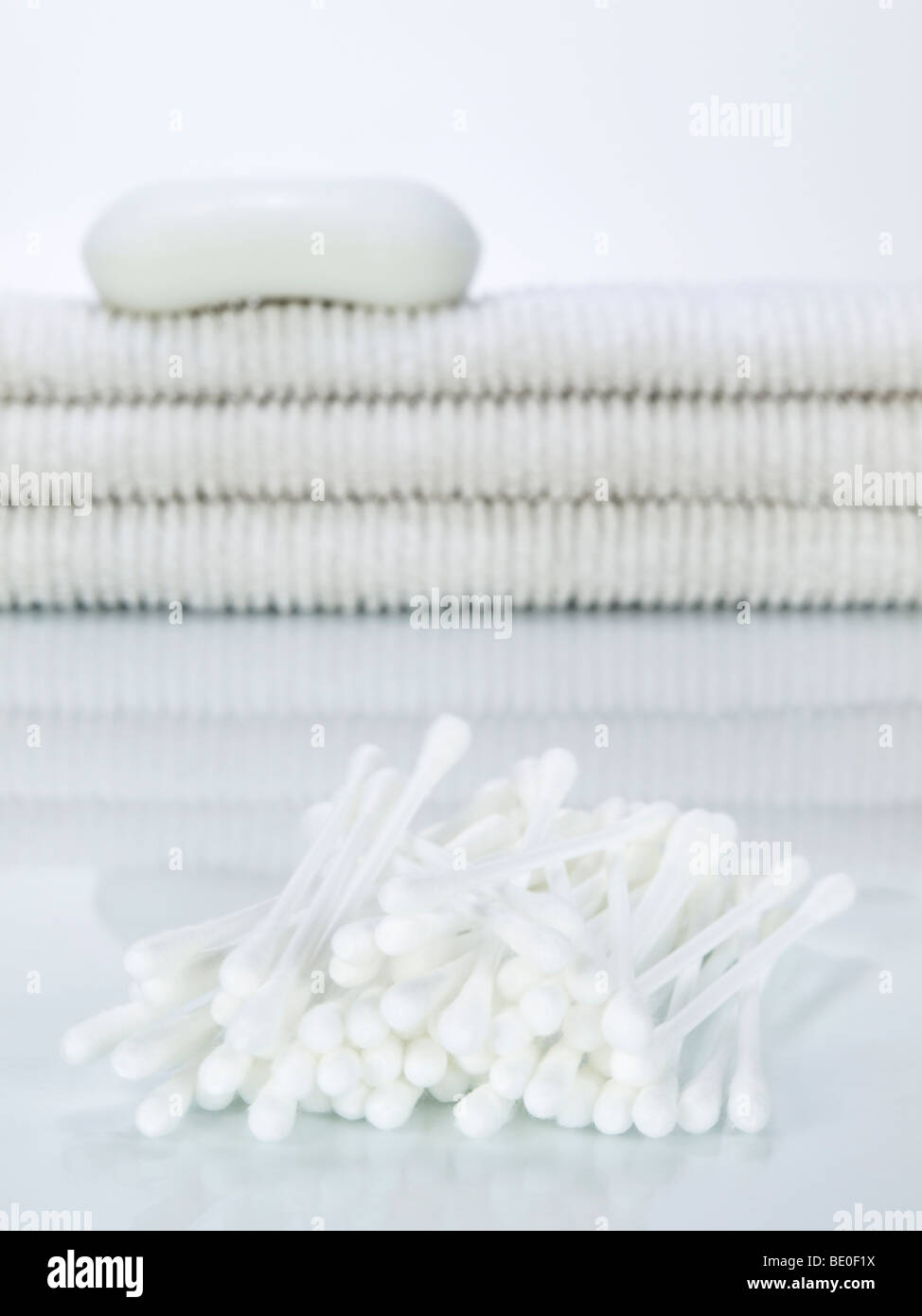 Weiße Wattestäbchen. Seife und Handtücher auf den Hintergrund. Stockfoto