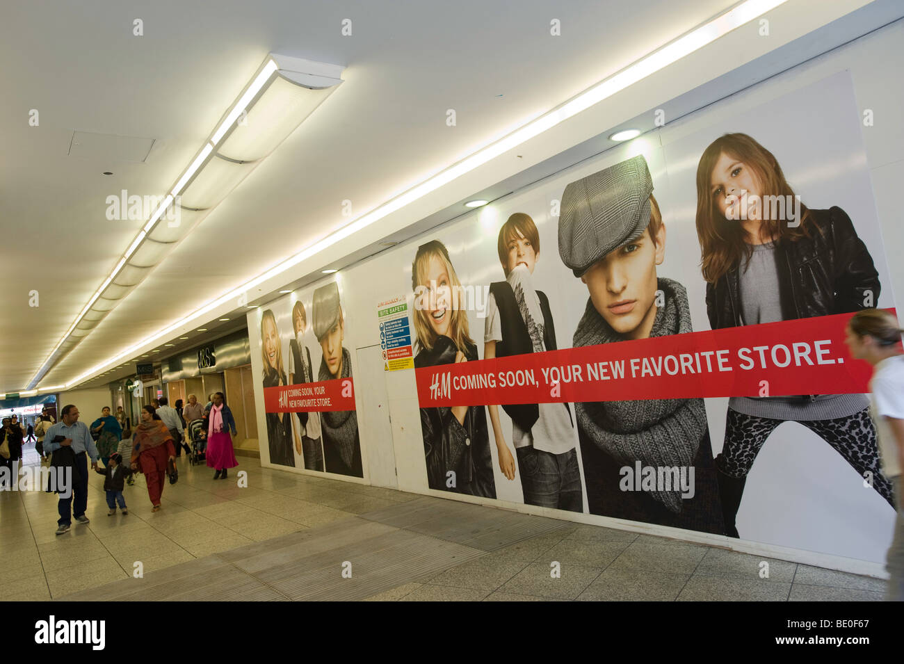 H & M speichern öffnen bald in Ealing Broadway Shopping Center, W5, London, Vereinigtes Königreich Stockfoto