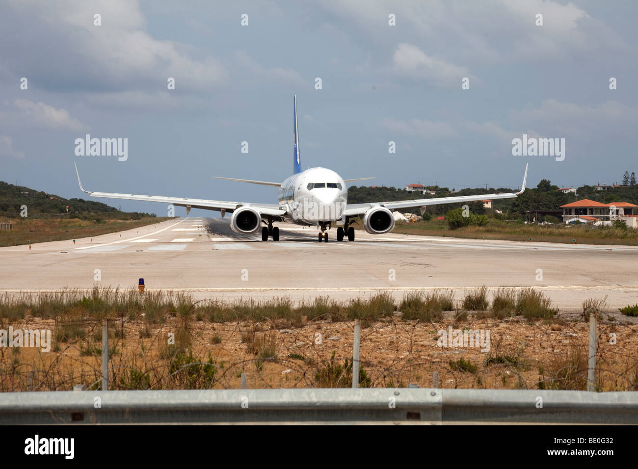Flugzeug Steuerhinterziehung in Luftkorridor, Flughafen Skiathos, Griechenland Stockfoto