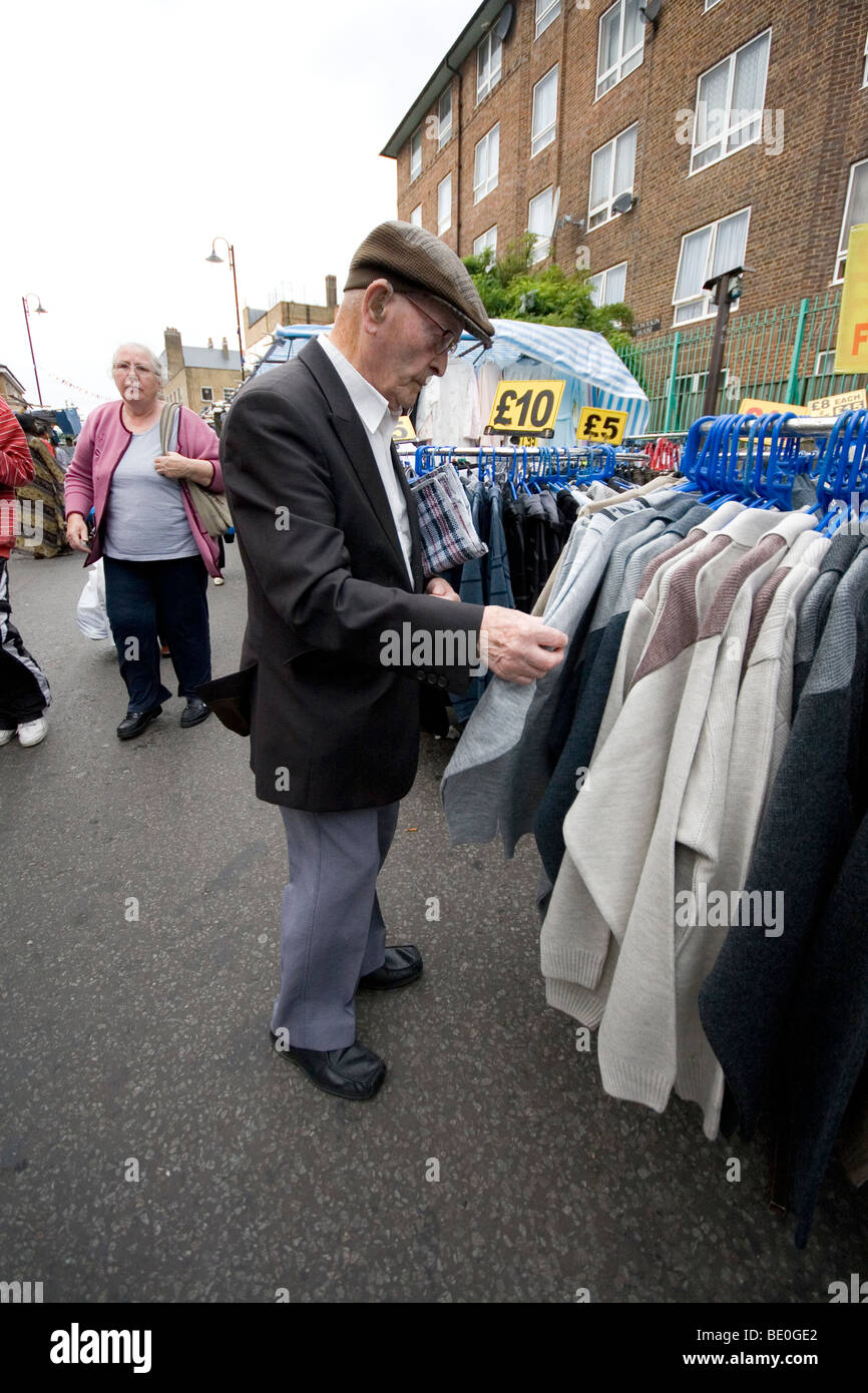 Shopper am East St Markt in Walworth, London SE1 Stockfoto