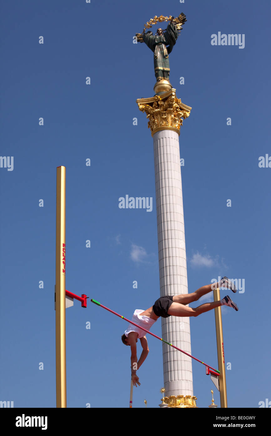 Eine Stabhochsprung-Wettbewerb statt in Unabhängigkeitsplatz in Kiew an einem sonnigen Nachmittag im Juni. Stockfoto