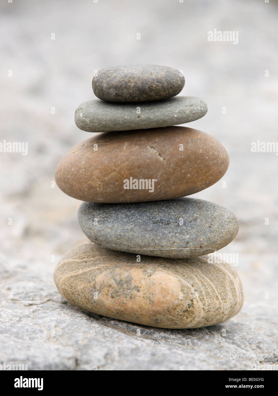 Turm aus runden Steinen Kieselsteinen gestapelt im Gleichgewicht Stockfoto