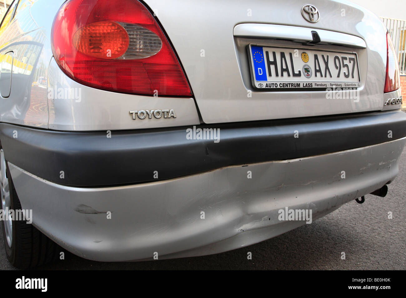 beschädigte Heck eines Autos (Toyota Avensis) nach einem Unfall Stockfoto