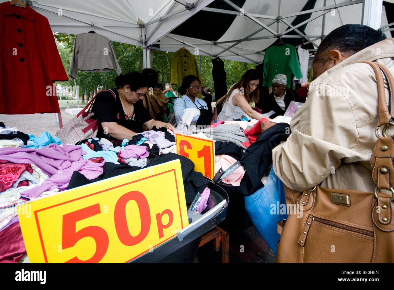 Shopper am East St Markt in Walworth, London SE1 Stockfoto