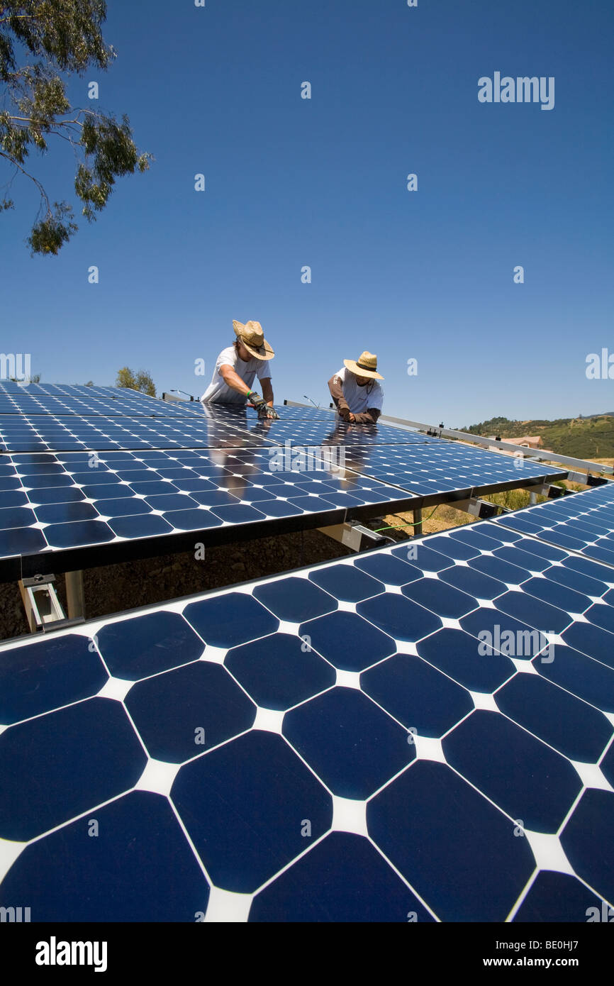 Grüne Arbeiter installieren ein Wohn Raster gebunden Solaranlage auf einem Hügel in Malibu, Kalifornien, USA Stockfoto