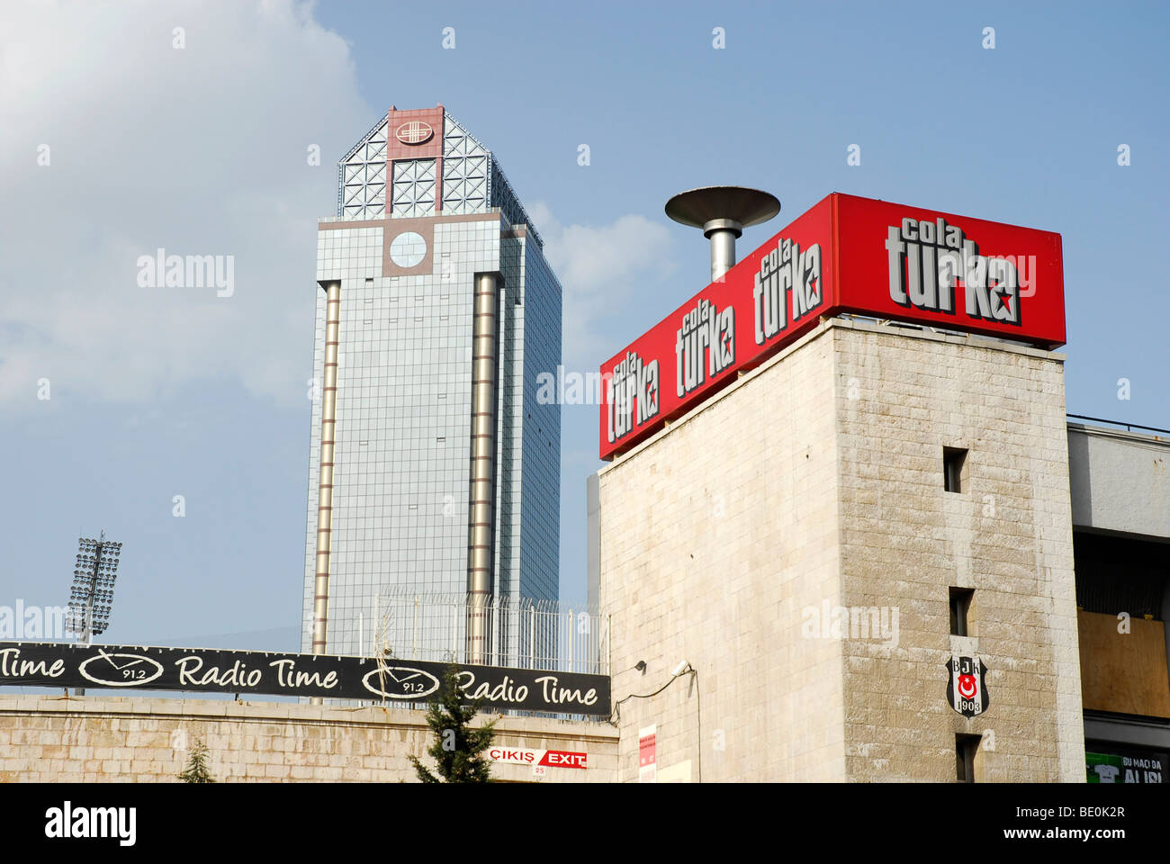 Hotel Ritz-Carlton Tower, Cola Turka Werbung im Stadion, Inoenue Stadyumu, Inoenue, Istanbul, Türkei Stockfoto