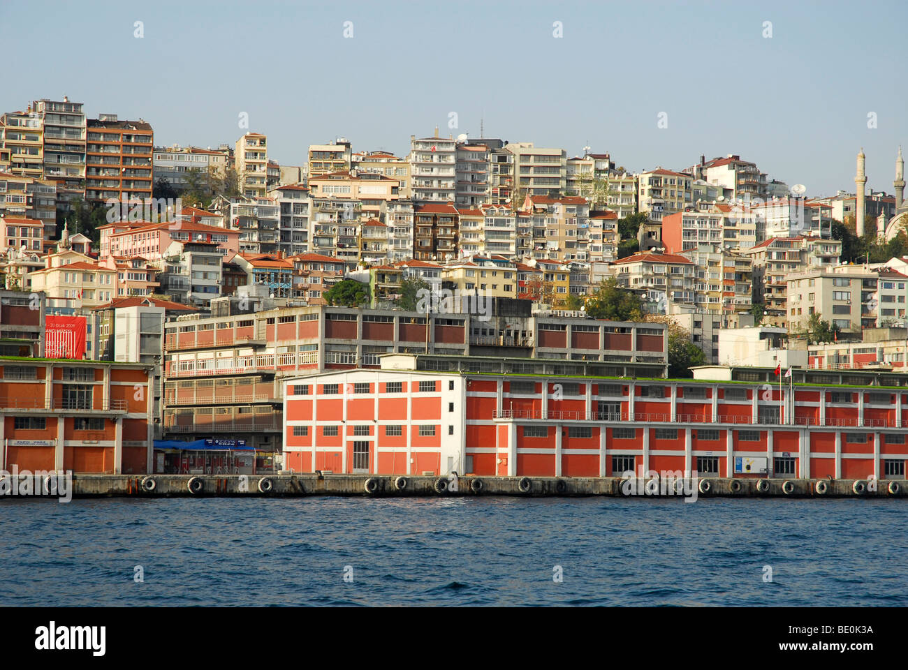 Kai und Hafen Gebäude im Stadtteil Karakoey in den Bosporus, Bogazici, Istanbul, Türkei Stockfoto