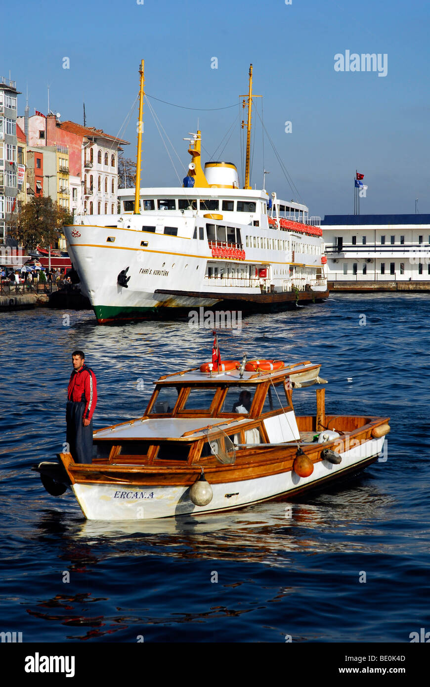 Blick von der Galata-Brücke, Galata Koepruesue auf einem kleinen Boot und Hafen Fähre in Karakoey am Bosporus, Bogazici, Istanbul, Stockfoto