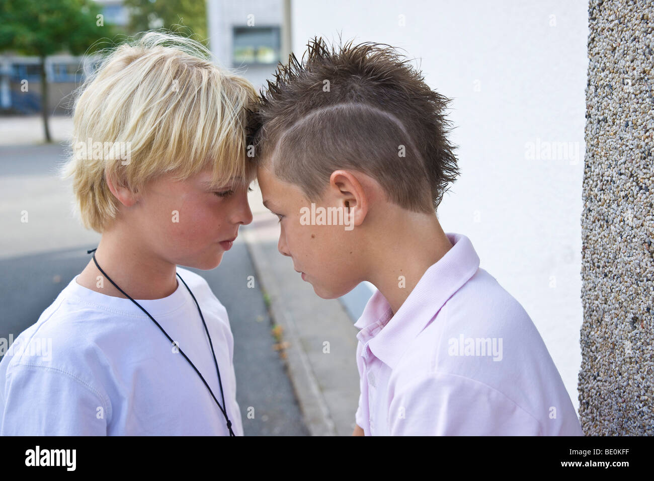 Zwei jungen auf dem Schulhof Streit Stockfotografie Alamy