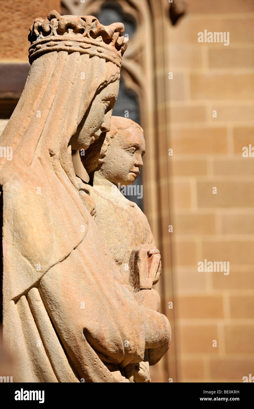 Sandstein-Statue von Maria und Jesus, Dom St. Marien, Sydney, New South Wales, Australien Stockfoto