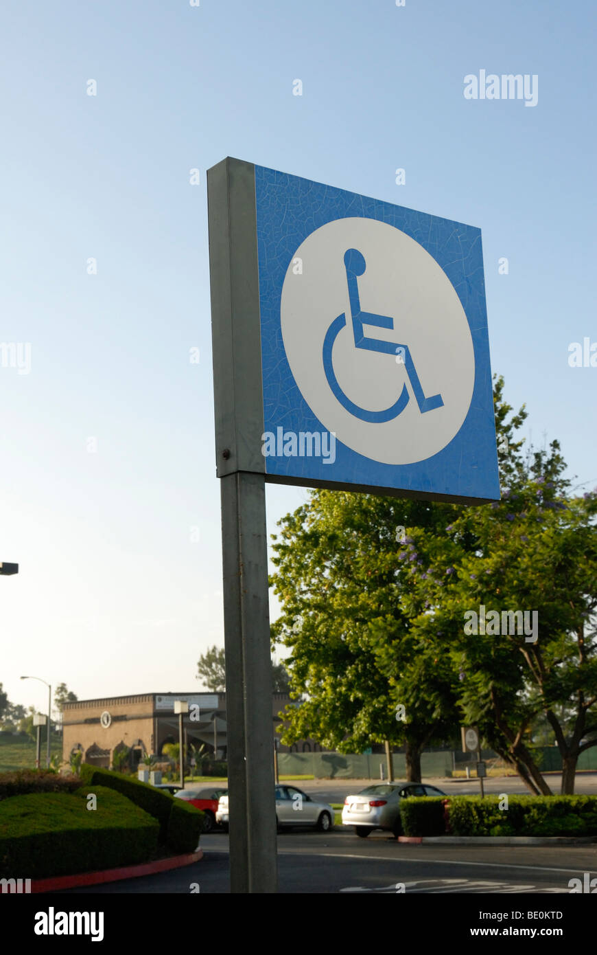 Handicap Parkplatz Schild aus Kalifornien Stockfoto