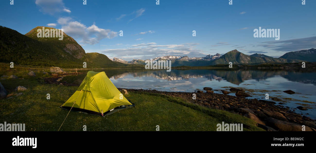 Zelt am Vatnfjorden, Austvagoeya Island, Lofoten Inseln, Norwegen, Skandinavien, Europa Stockfoto