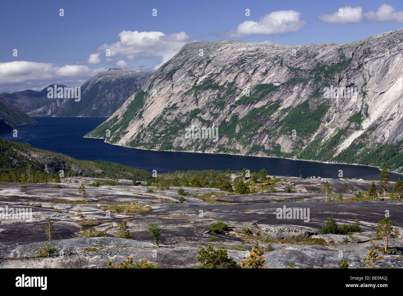 Blick von einem Bergplateau auf Hellmofjorden und Galltjahkka Berg, Norwegen, Skandinavien, Europa Stockfoto