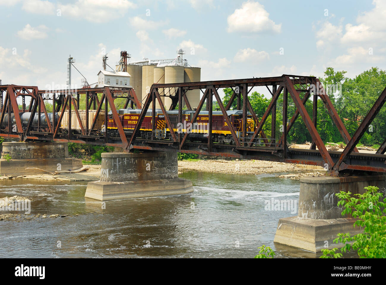 Ohio Central System Railroad Motoren auf einer Trestle-Brücke über den Muskingum River Stockfoto