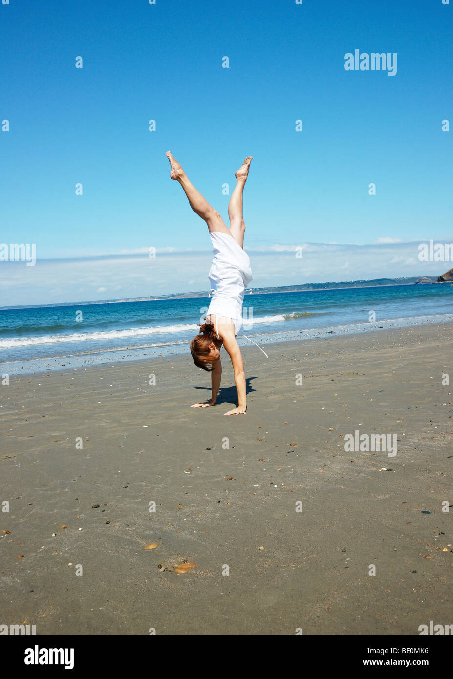 Einen Handstand Im Meer Machen Fotos Und Bildmaterial In Hoher Auflösung Alamy 