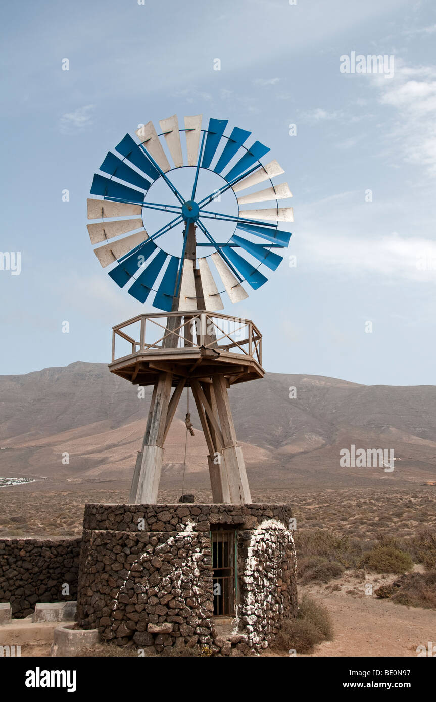 Windmühle auf einem Stein gut für das Pumpen von Wasser, Lanzarote, Kanarische Inseln. Stockfoto