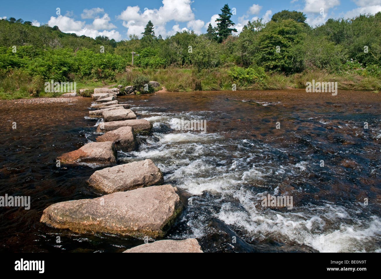 Traditionelle Stein überqueren River, Dartmoor, Devon, England Stockfoto