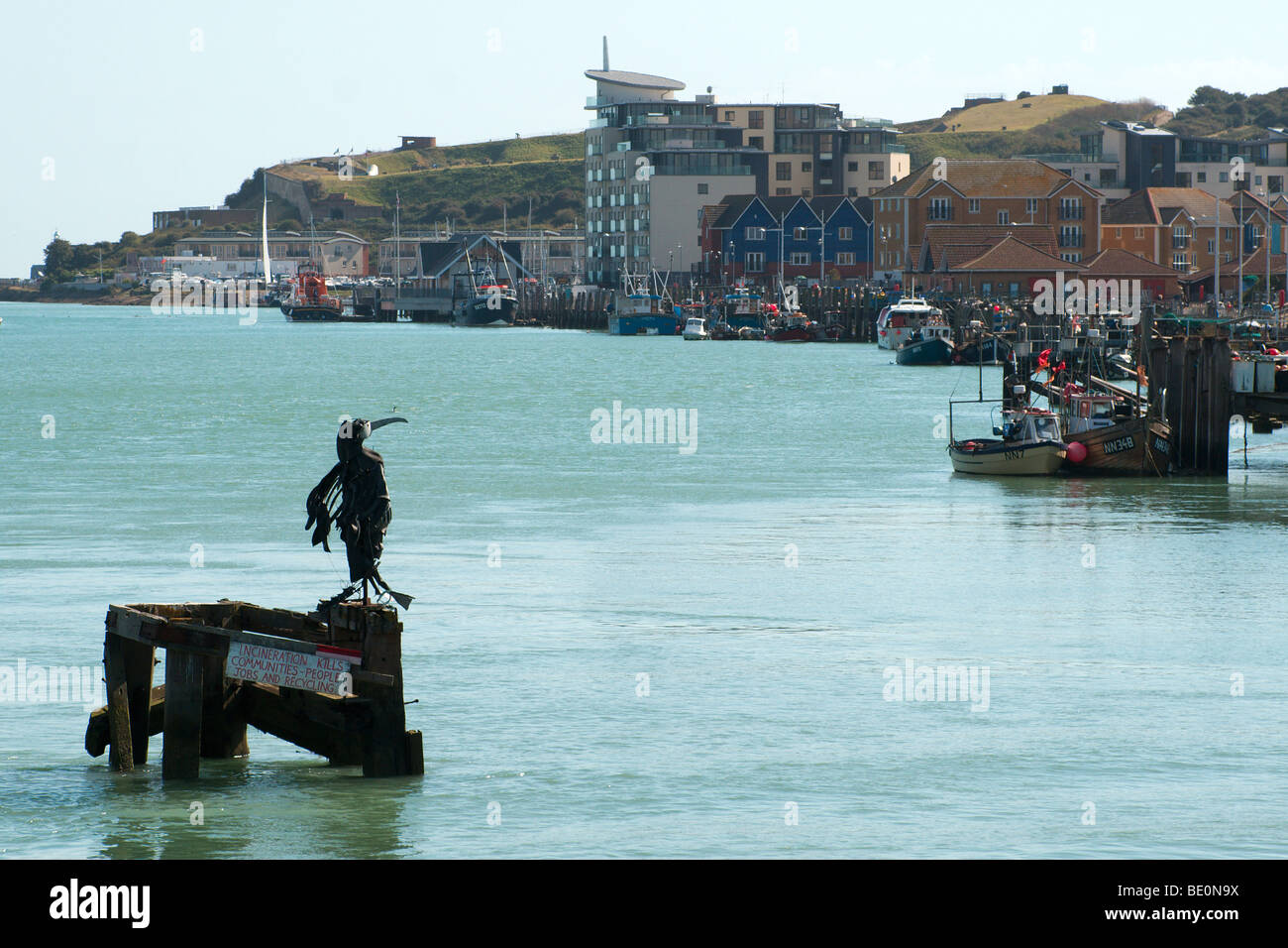 Eine Skulptur, die Werbung eines Anti-Verbrennungsanlage Protests in Newhaven harbour Stockfoto