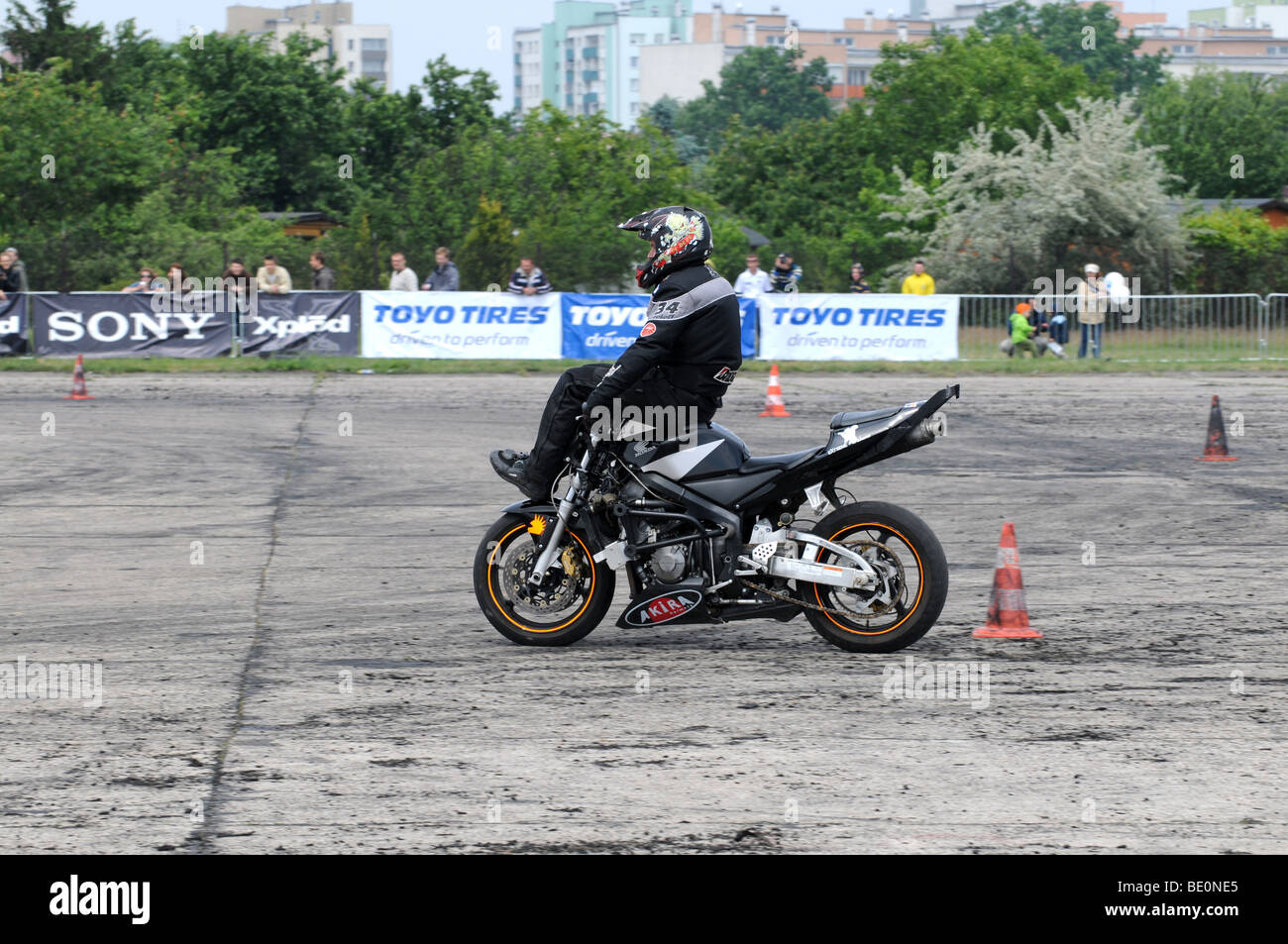 Streetbike Freestyle Stunt Fahrer zeigen in Warschau, Polen. Mann reitet auf seinem Motorrad sitzend auf Tank und Lenker Stockfoto