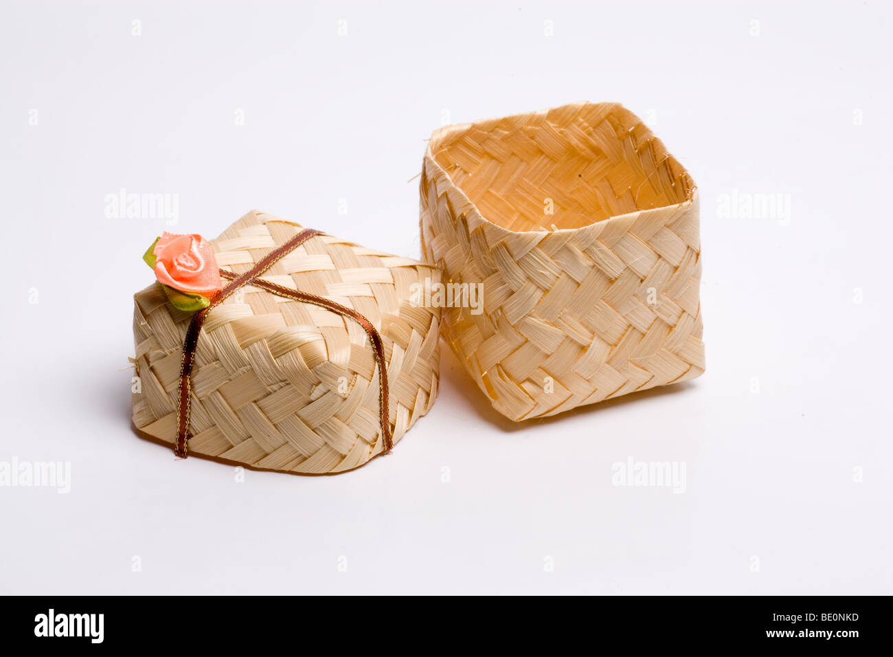 Ein handgefertigter Mini-Korb dient zur Aufbewahrung des gekochten Eies bei der malaiischen Hochzeit und wird den Besuchern als Geschenk geschenkt. Stockfoto