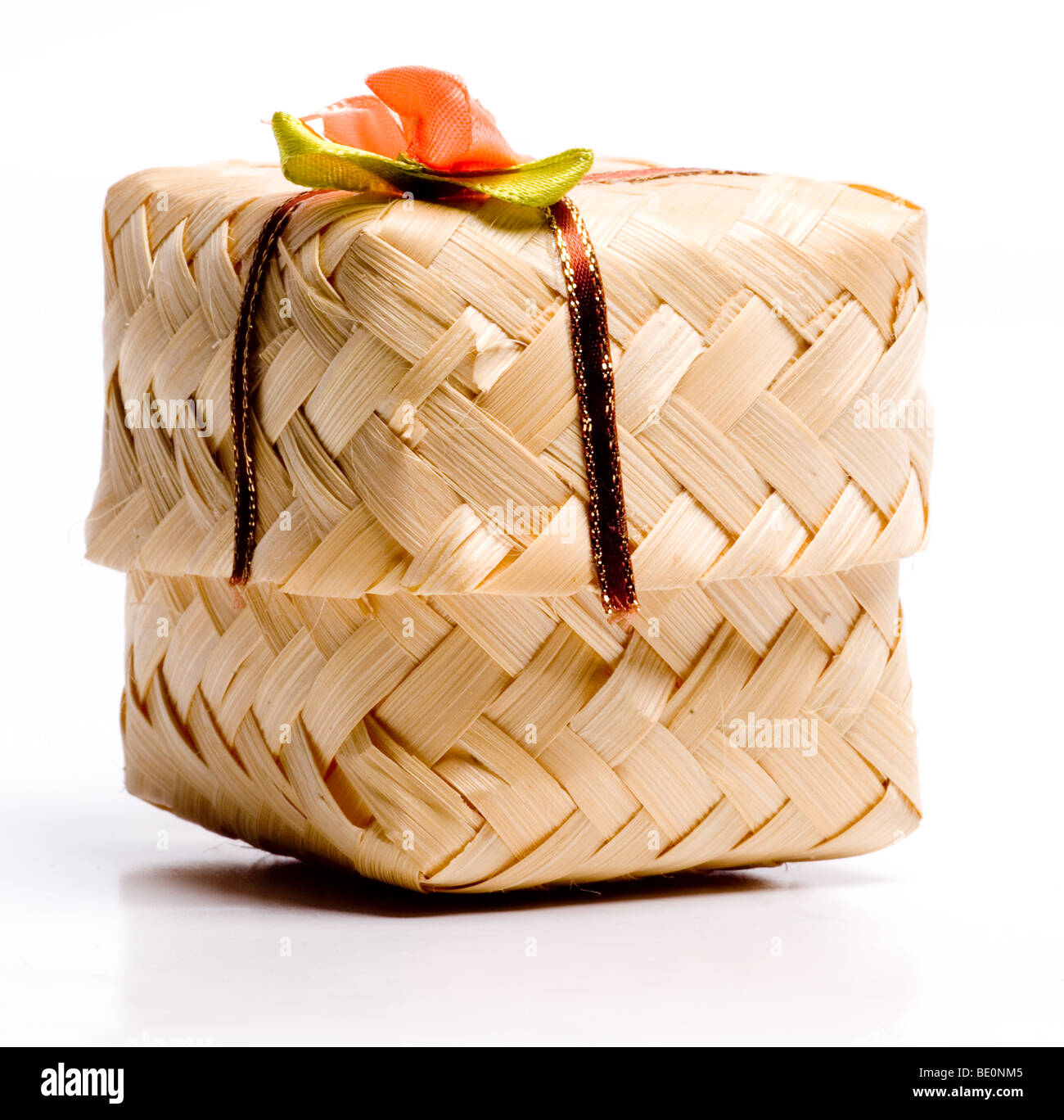 Ein handgefertigter Mini-Korb dient zur Aufbewahrung des gekochten Eies bei der malaiischen Hochzeit und wird den Besuchern als Geschenk geschenkt. Stockfoto