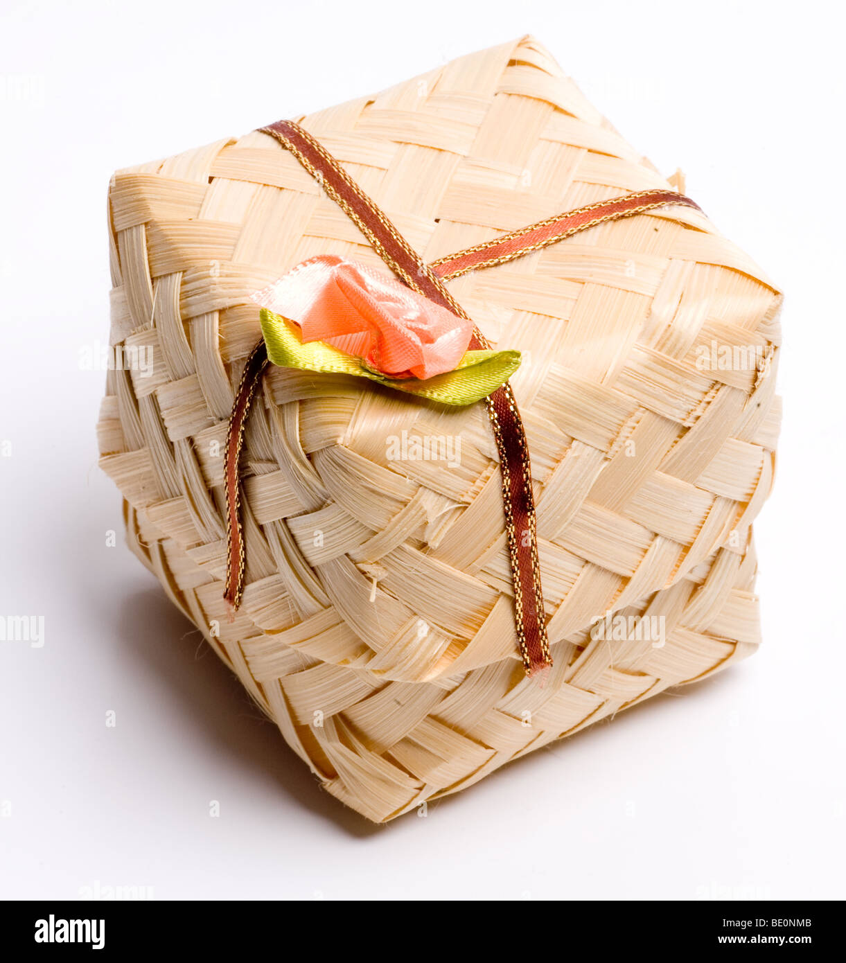 Ein handgefertigter Mini-Korb dient zur Aufbewahrung des gekochten Eies bei der malaiischen Hochzeit und wird den Besuchern als Geschenk geschenkt. Stockfoto