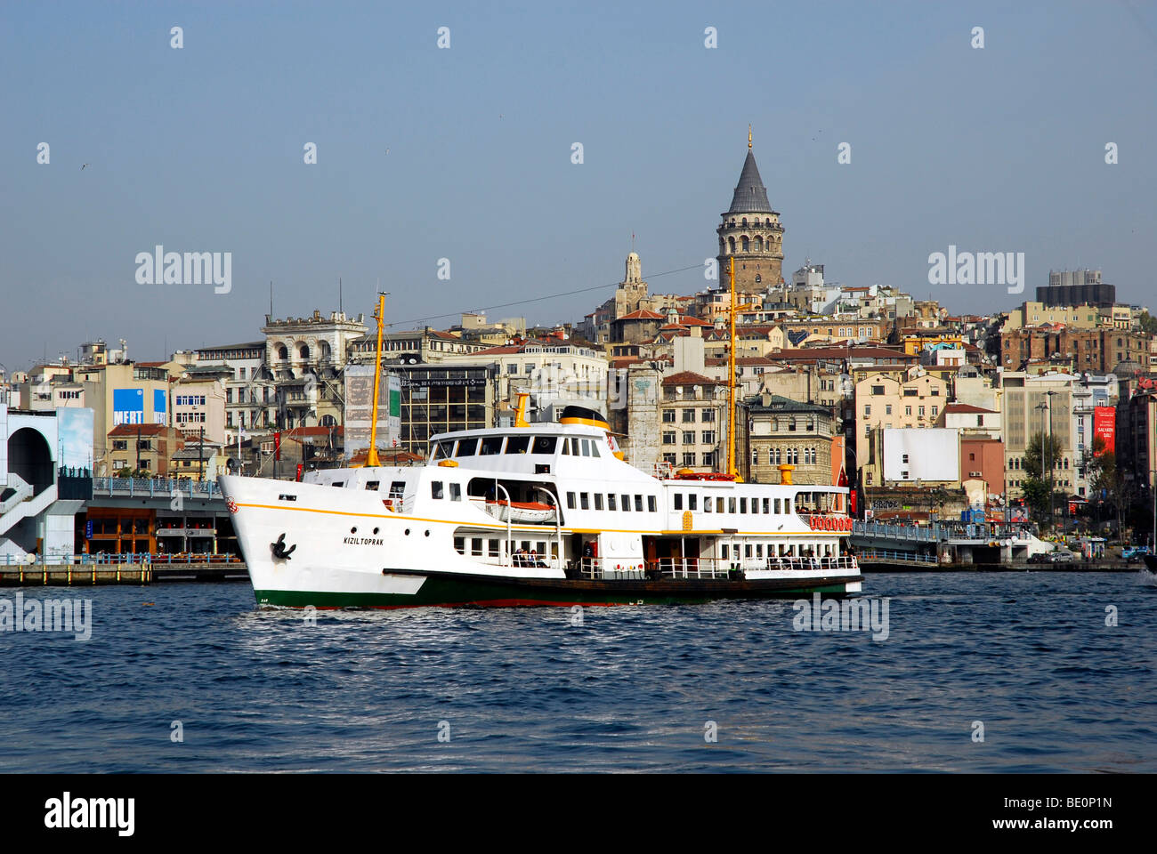 Hafen Fähre an der Galata-Brücke, Galata Koepruesue am Bosporus, Bogazici, mit Blick auf den Galata-Turm in Beyoglu d Stockfoto